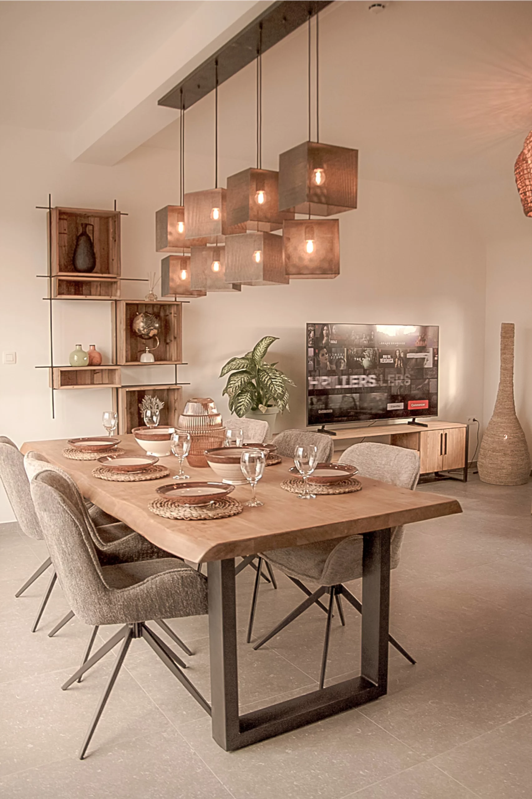 Appartement Nusa 2 chambres Terrasse Table Manger et Luminaire